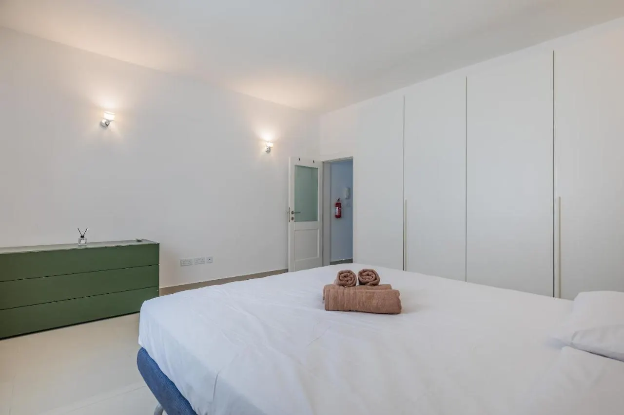 Unique Four Bedroom Townhouse One Minute Away From The Seafront Sliema 0*,